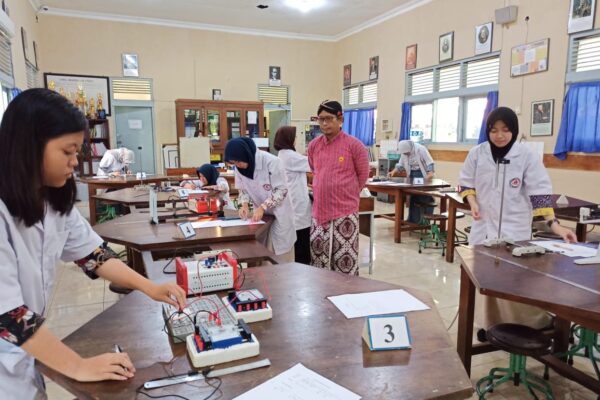 Guru Dirikan Laboratorium Mini Fisika di Sekolah Desa