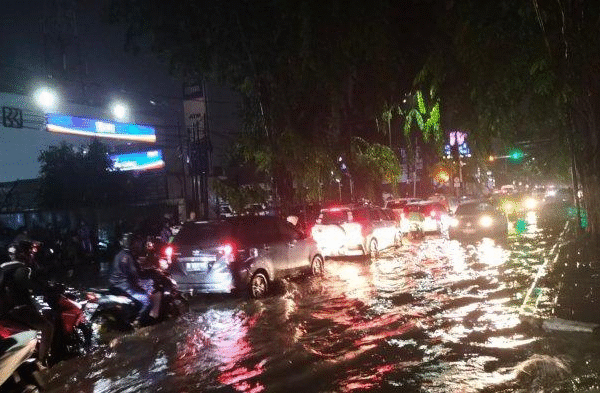 Banjir Rendam Sejumlah Ruas Jalan di Bekasi Akibat Hujan Deras Banjir